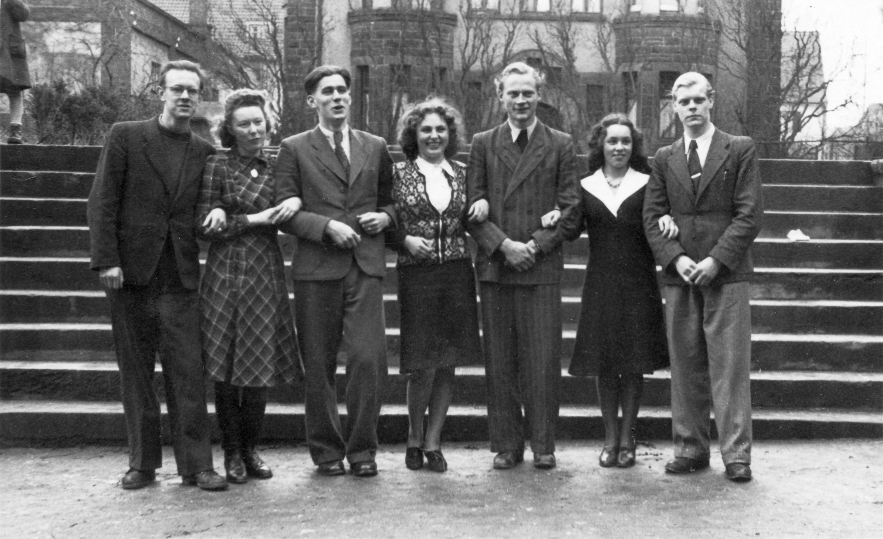 Bild der acht Fahrschüler der Höheren Handelsschule Holzminden im Jahr 1949.